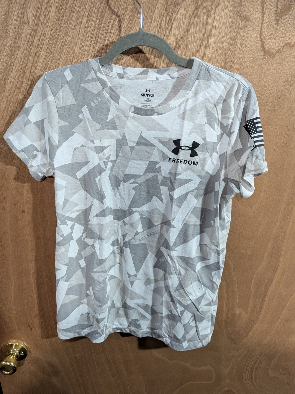 Under Armour Women's White & Gray Geometric Freedom Short Sleeve Tee